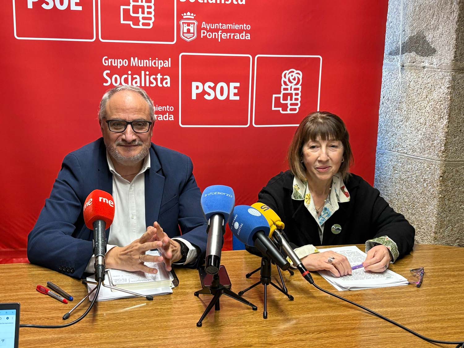 El portavoz del PSOE de Ponferrada, Olegario Ramón junto a la concejala socialista Mabel Fernández