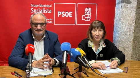 El portavoz del PSOE de Ponferrada, Olegario Ramón junto a la concejala socialista Mabel Fernández