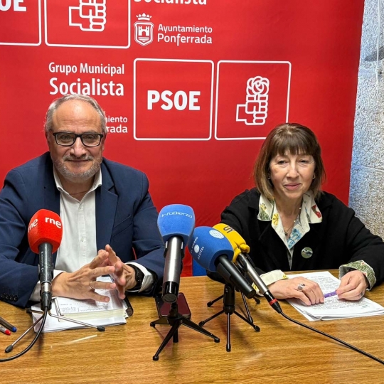 El portavoz del PSOE de Ponferrada, Olegario Ramón junto a la concejala socialista Mabel Fernández