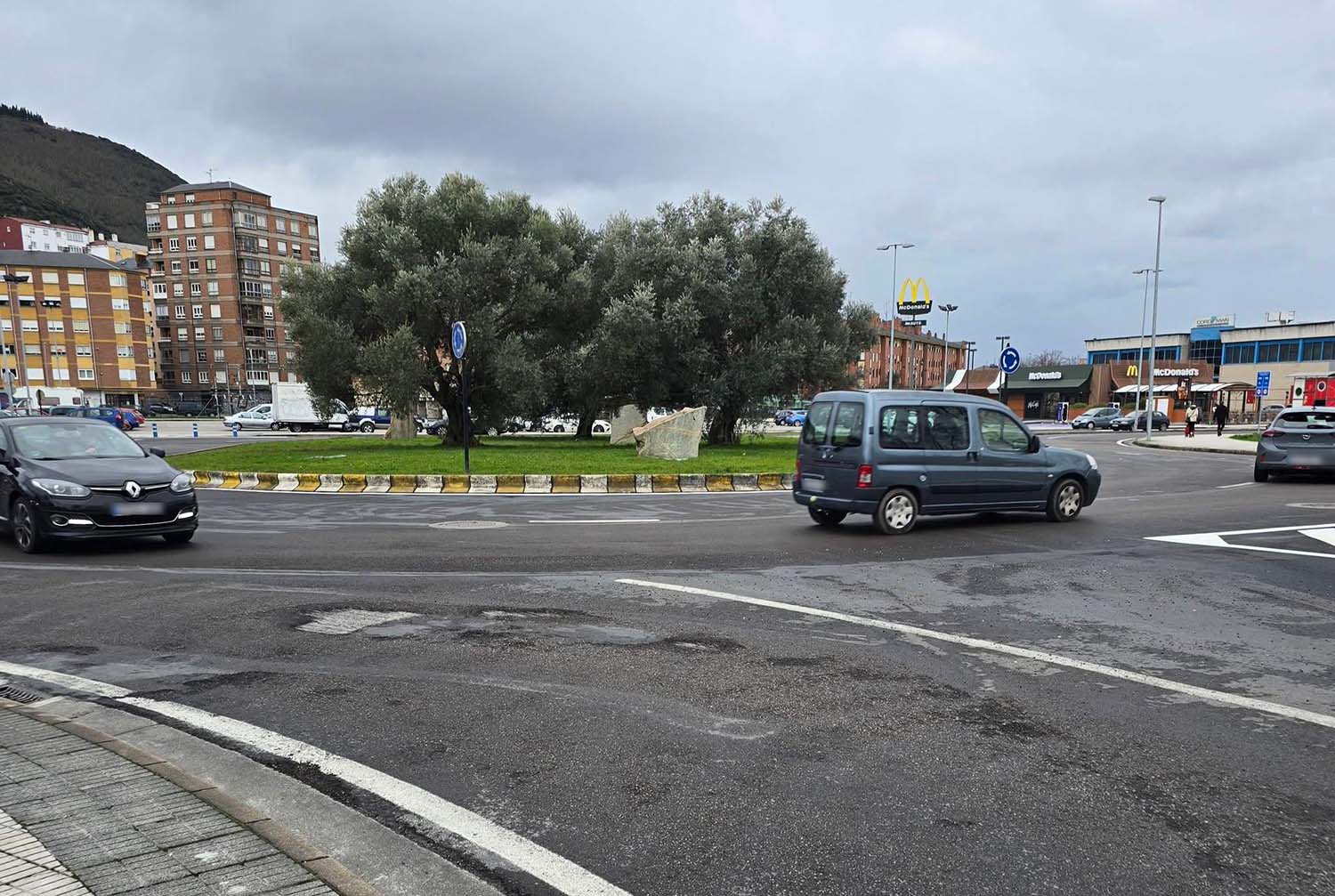 Imagen reciente de la rotonda del Dolmen en Ponferrada PSOE Ponferrada