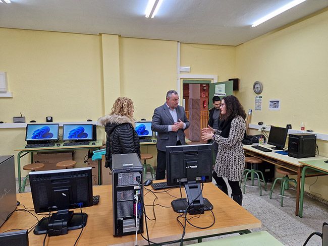 El alcalde de Camponaraya (Le� Eduardo Mor� asiste a la entrega de 15 ordenadores adquiridos por el Ayuntamiento para el colegio p�o del municipio El alcalde de Camponaraya (Le� Eduardo Mor� asiste a la entrega de 15 ordenadores adquiridos por el Ayuntamiento para el colegio p�o del municipio