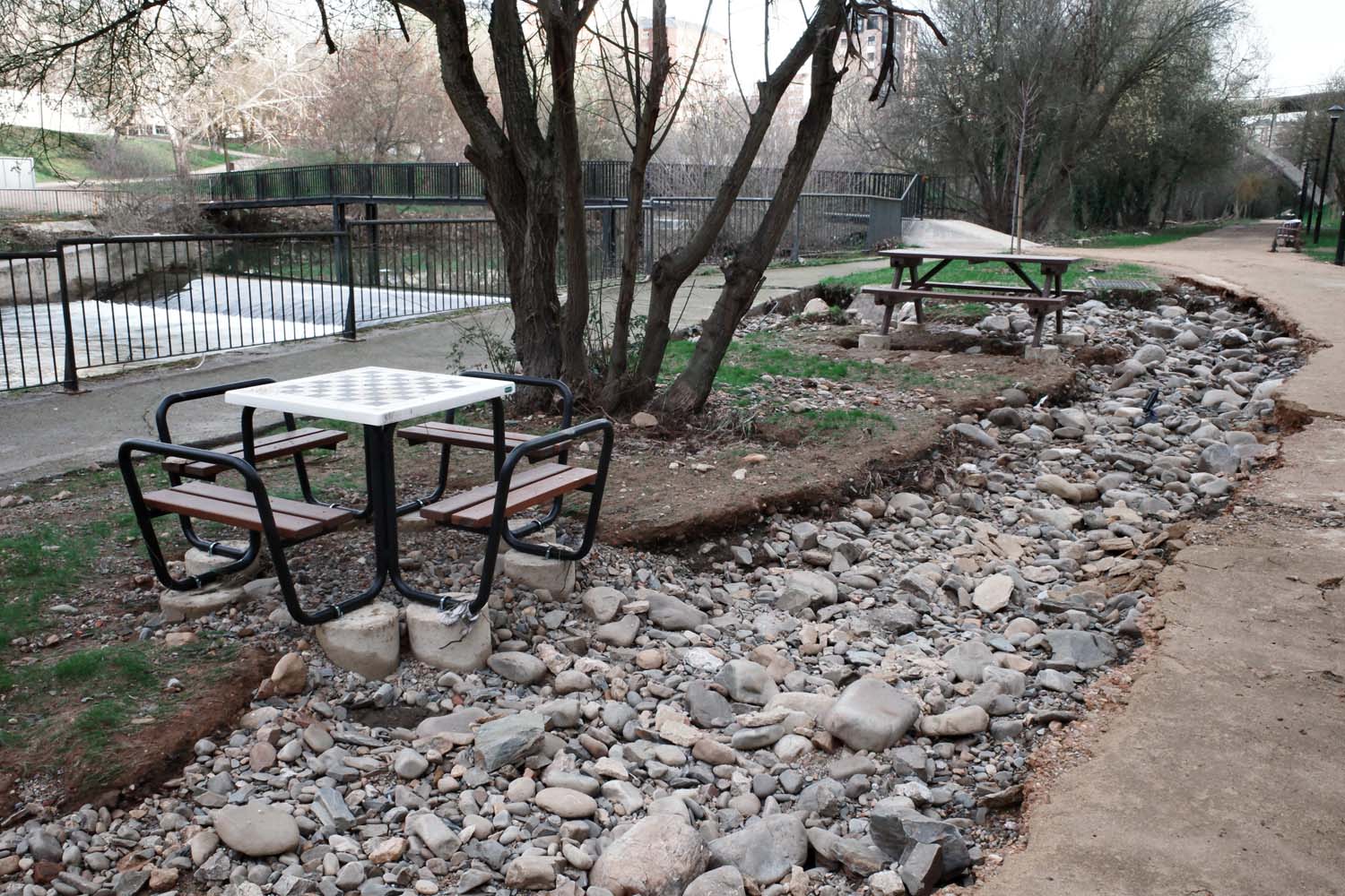 Desperfectos en elnuevo paseo del río Sil tras el desbordamiento por el temporal de lluvias César Sánchez(3)