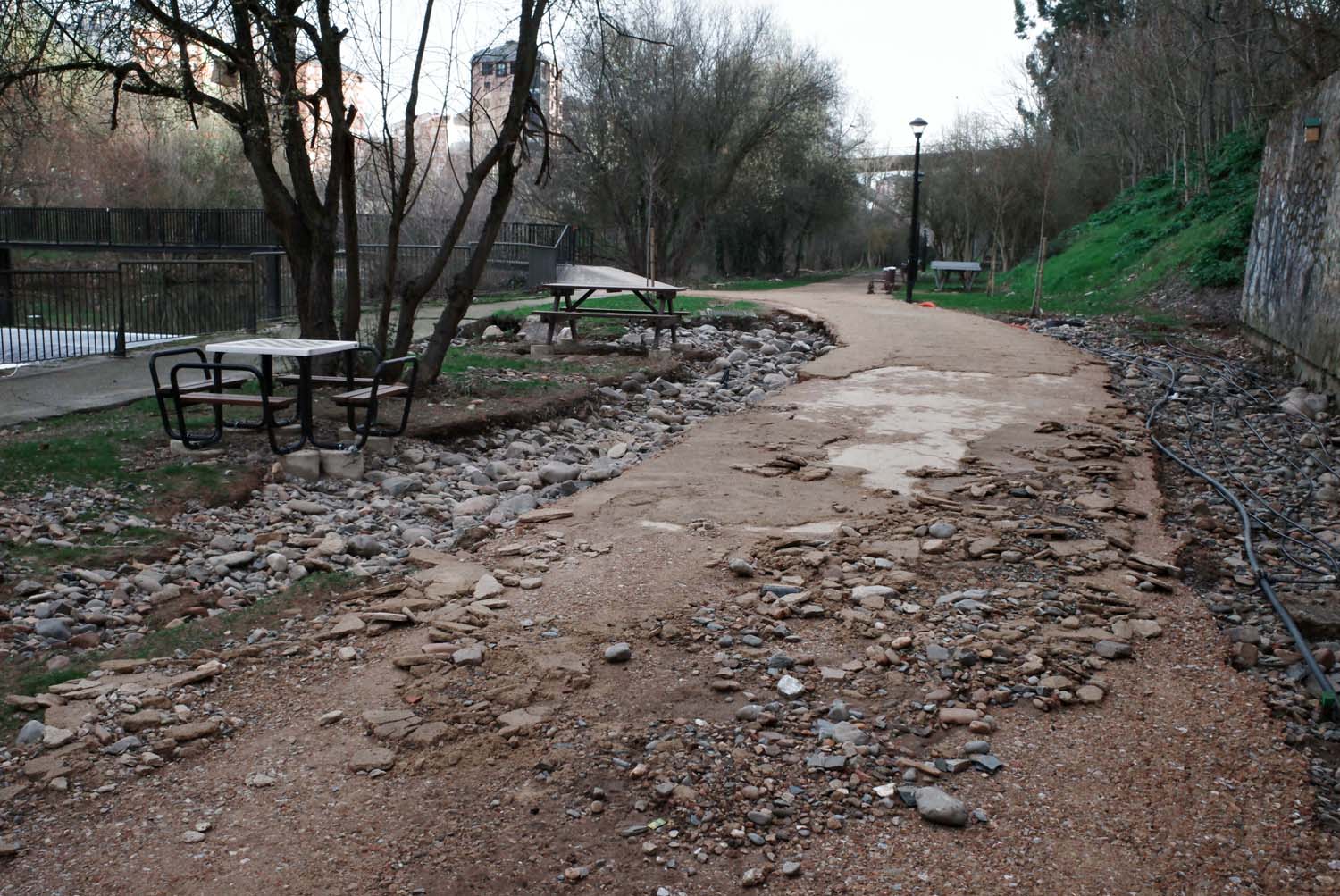 Desperfectos en elnuevo paseo del río Sil tras el desbordamiento por el temporal de lluvias César Sánchez(7)