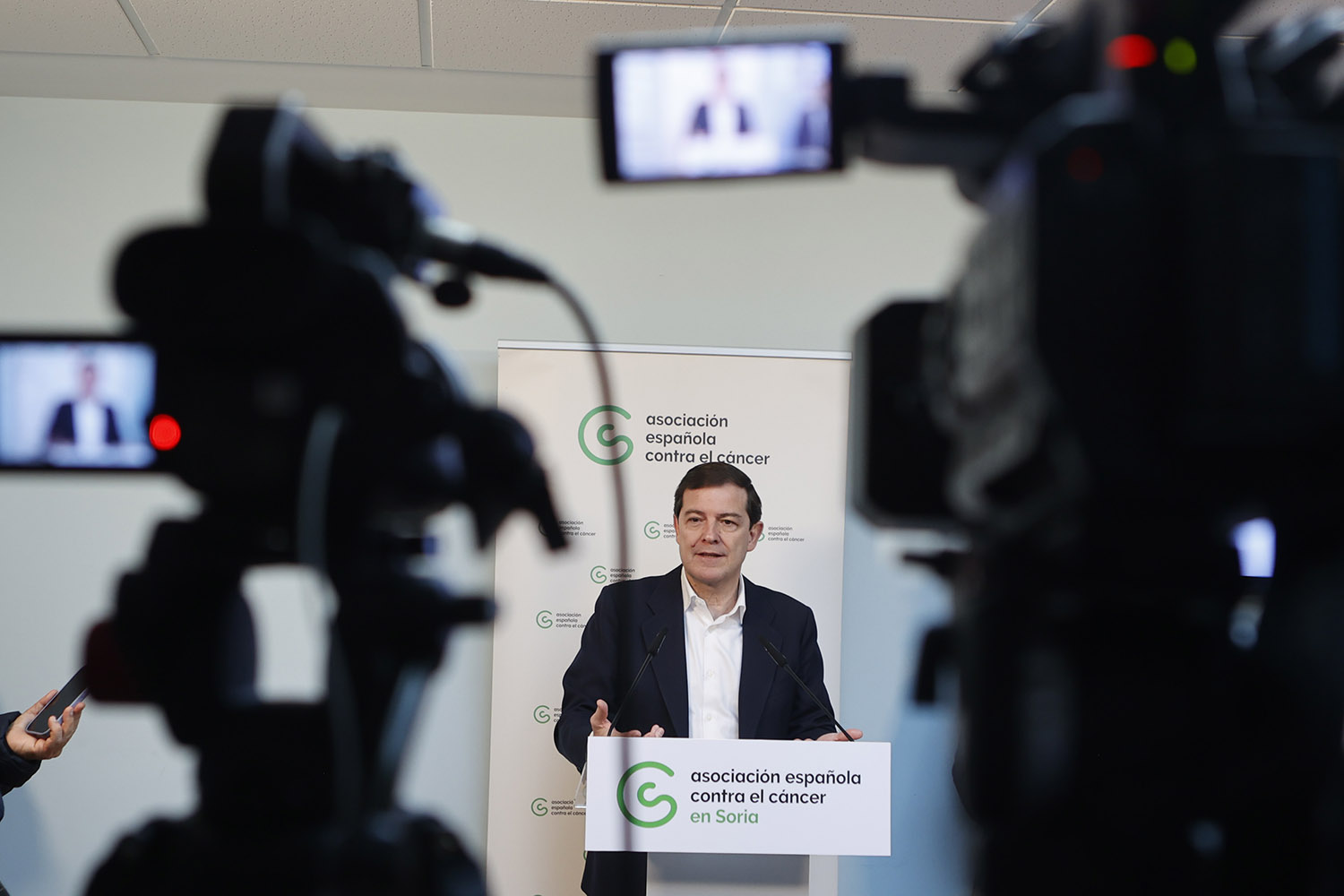 El candidato del PP a la Presidencia de la Junta, Alfonso Fernández Mañueco, visita la AECC en Soria | Foto: Concha Ortega, ICAL 