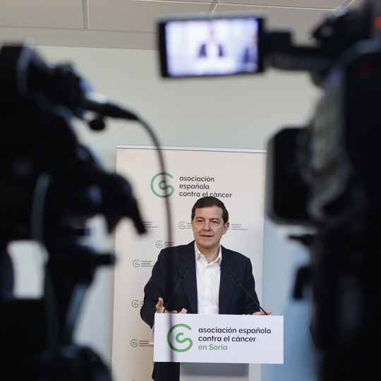 El candidato del PP a la Presidencia de la Junta, Alfonso Fernández Mañueco, visita la AECC en Soria | Foto: Concha Ortega, ICAL 