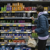 Joven comprando bebidas energéticas | IStock - SolStock