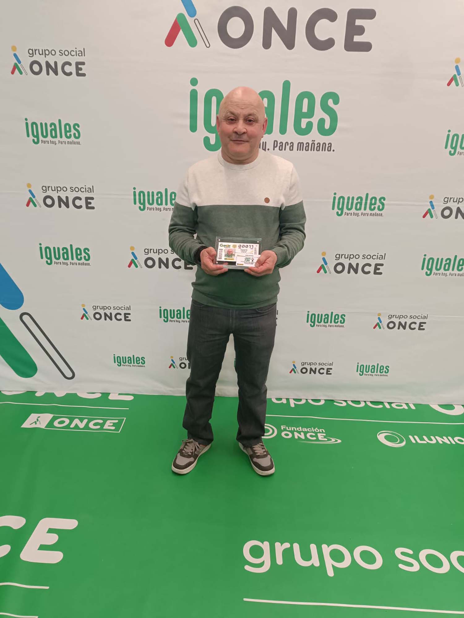Agustín Vieitez posa con su premio