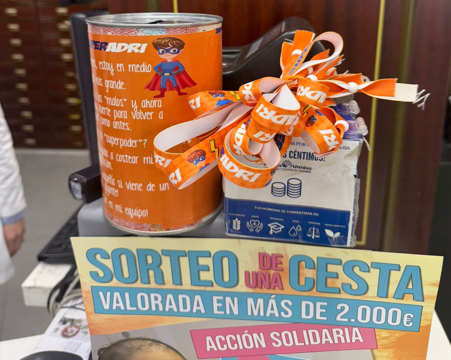 Venta de pulseras solidarias en la farmacia ´El Bierzo´ en Ponferrada