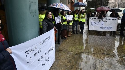 Movilización colegios en la Delegación de la Junta en Ponferrada (16)