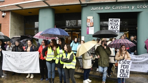 Movilización colegios en la Delegación de la Junta en Ponferrada (17)