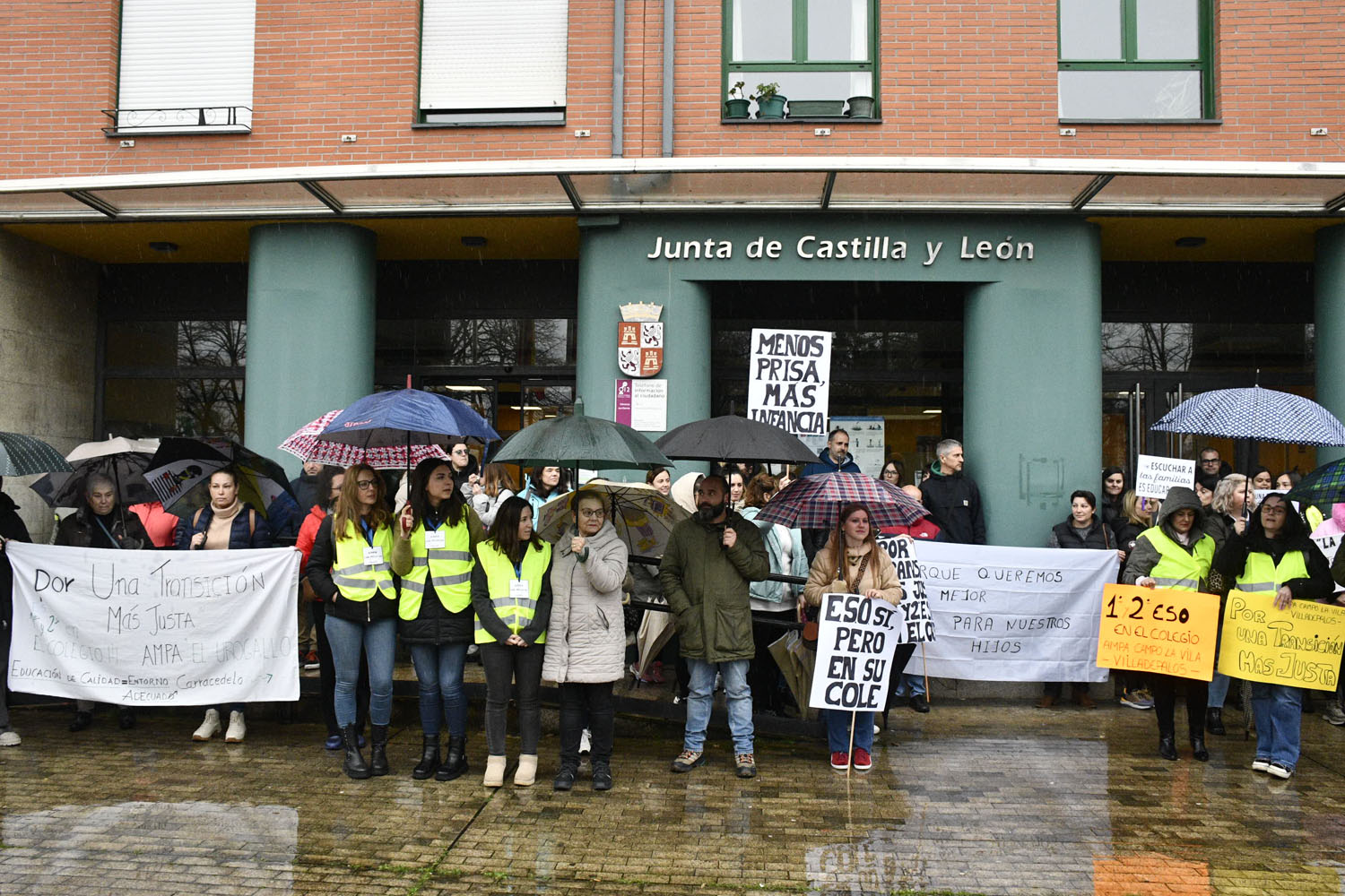 Movilización colegios en la Delegación de la Junta en Ponferrada (18) Movilización colegios en la Delegación de la Junta en Ponferrada (18)
