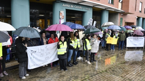 Movilización colegios en la Delegación de la Junta en Ponferrada (24)