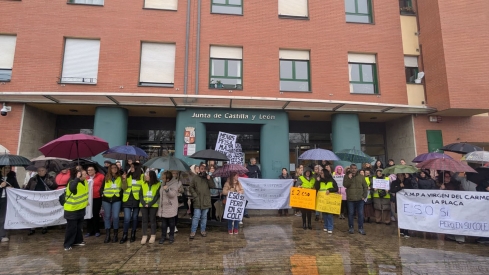 Movilización colegios en la Delegación de la Junta en Ponferrada Movilización colegios en la Delegación de la Junta en Ponferrada