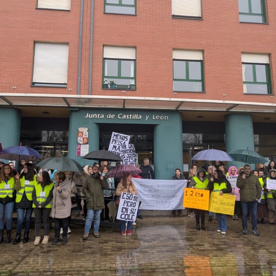 Movilización colegios en la Delegación de la Junta en Ponferrada Movilización colegios en la Delegación de la Junta en Ponferrada