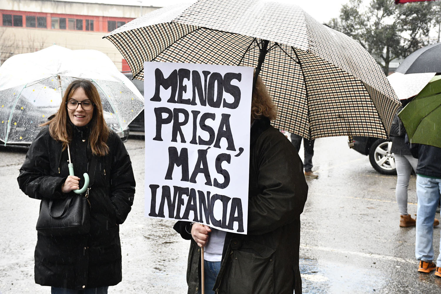 Pancarta "Menos prisa, más infancia" en la movilización colegios en la Delegación de la Junta en Ponferrada | Dani Merino (InfoBierzo) Pancarta "Menos prisa, más infancia" en la movilización colegios en la Delegación de la Junta en Ponferrada | Dani Merino (InfoBierzo)
