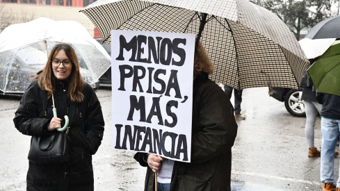 Pancarta "Menos prisa, más infancia" en la movilización colegios en la Delegación de la Junta en Ponferrada | Dani Merino (InfoBierzo) Pancarta "Menos prisa, más infancia" en la movilización colegios en la Delegación de la Junta en Ponferrada | Dani Merino (InfoBierzo)