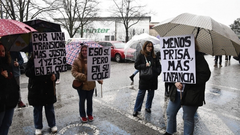 Movilización colegios en la Delegación de la Junta en Ponferrada (2) Movilización colegios en la Delegación de la Junta en Ponferrada (2)
