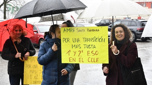 Movilización colegios en la Delegación de la Junta en Ponferrada (5) Movilización colegios en la Delegación de la Junta en Ponferrada (5)