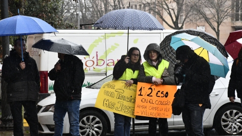 Movilización colegios en la Delegación de la Junta en Ponferrada (6) Movilización colegios en la Delegación de la Junta en Ponferrada (6)