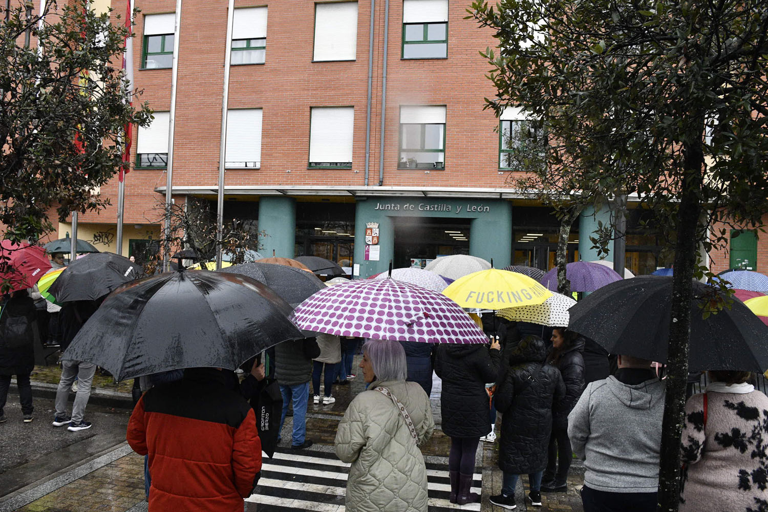 Movilización colegios en la Delegación de la Junta en Ponferrada Movilización colegios en la Delegación de la Junta en Ponferrada