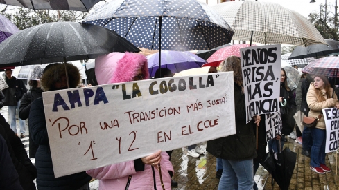 Movilización colegios en la Delegación de la Junta en Ponferrada (9) Movilización colegios en la Delegación de la Junta en Ponferrada (9)