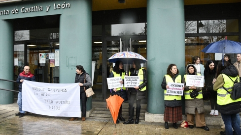 Movilización colegios en la Delegación de la Junta en Ponferrada (10) Movilización colegios en la Delegación de la Junta en Ponferrada (10)