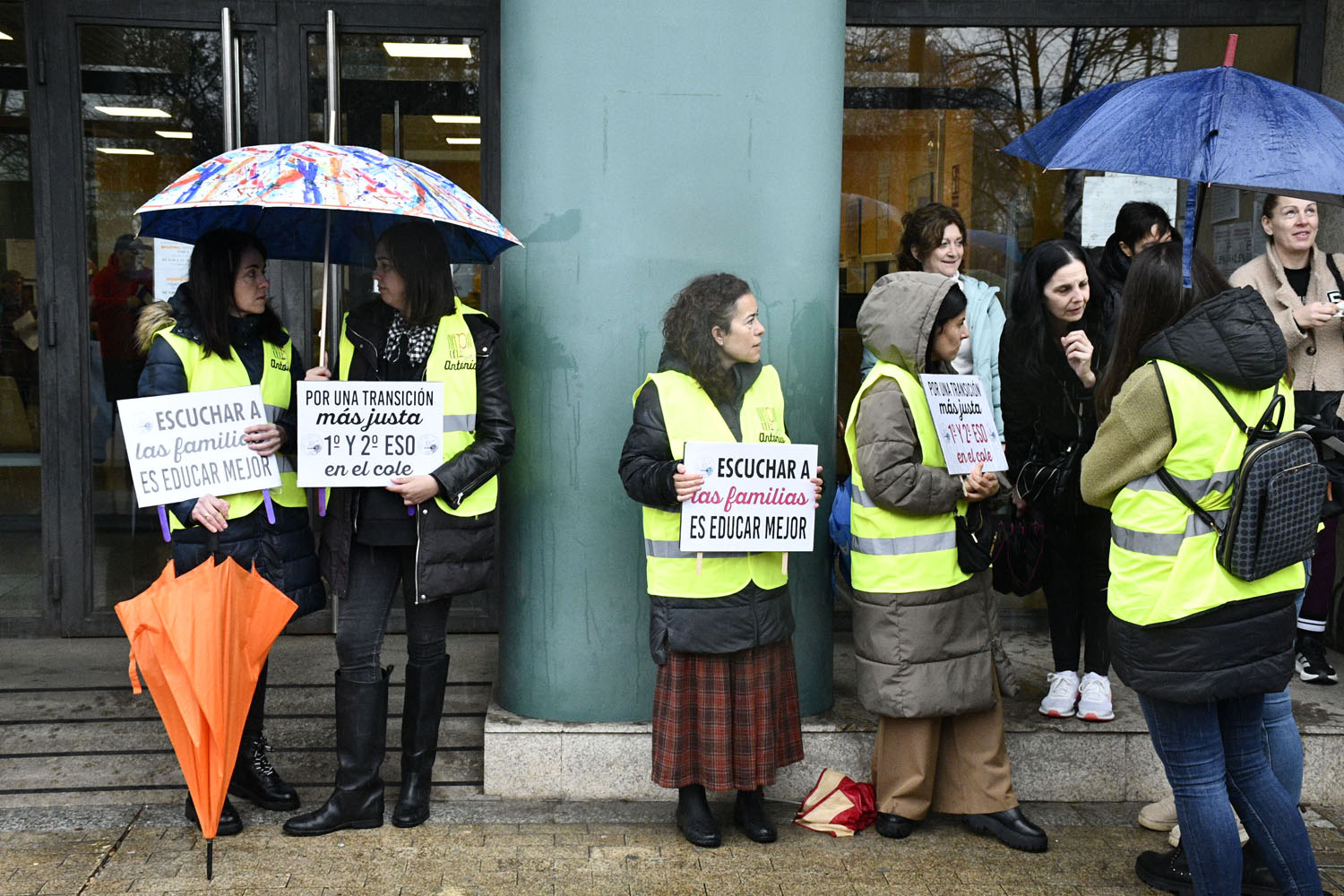 Movilización colegios en la Delegación de la Junta en Ponferrada | Dani Merino (InfoBierzo) Movilización colegios en la Delegación de la Junta en Ponferrada | Dani Merino (InfoBierzo)