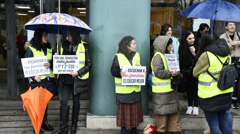 Movilización colegios en la Delegación de la Junta en Ponferrada | Dani Merino (InfoBierzo) Movilización colegios en la Delegación de la Junta en Ponferrada | Dani Merino (InfoBierzo)