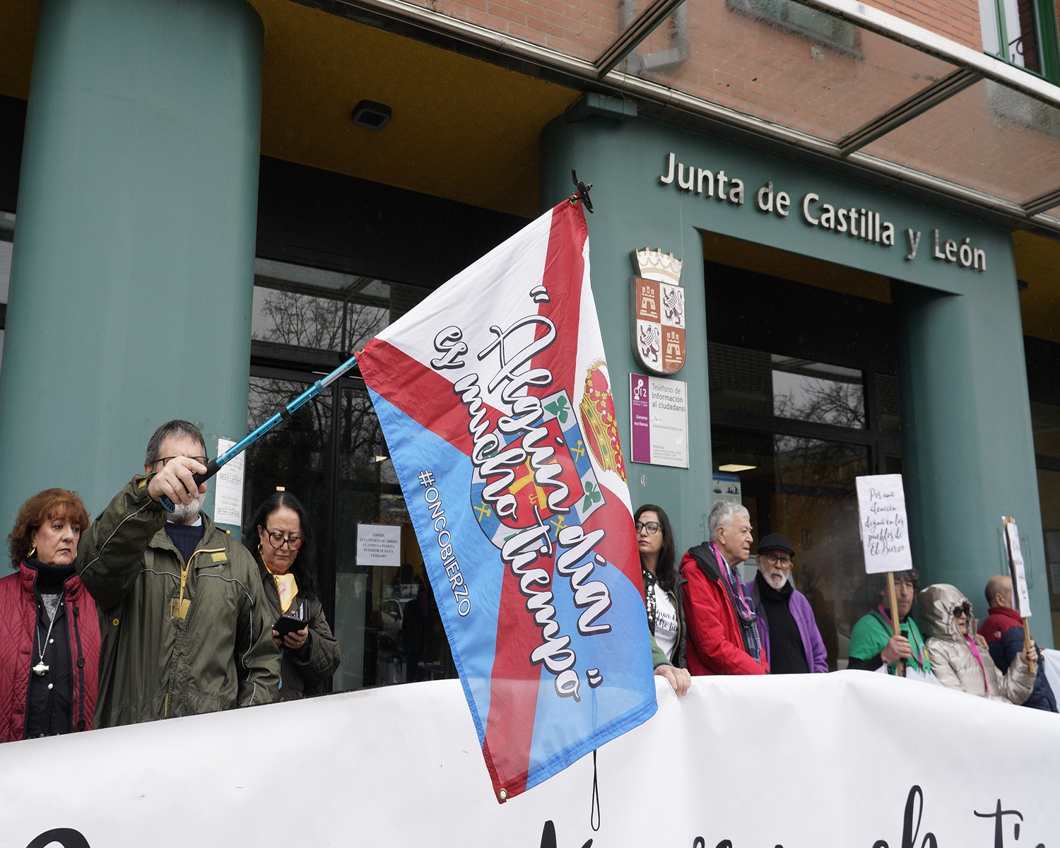 Concentración de la plataforma OncoBierzo en Ponferrada para reclamar mejoras en la sanidad de la comarca | César Sánchez (ICAL)