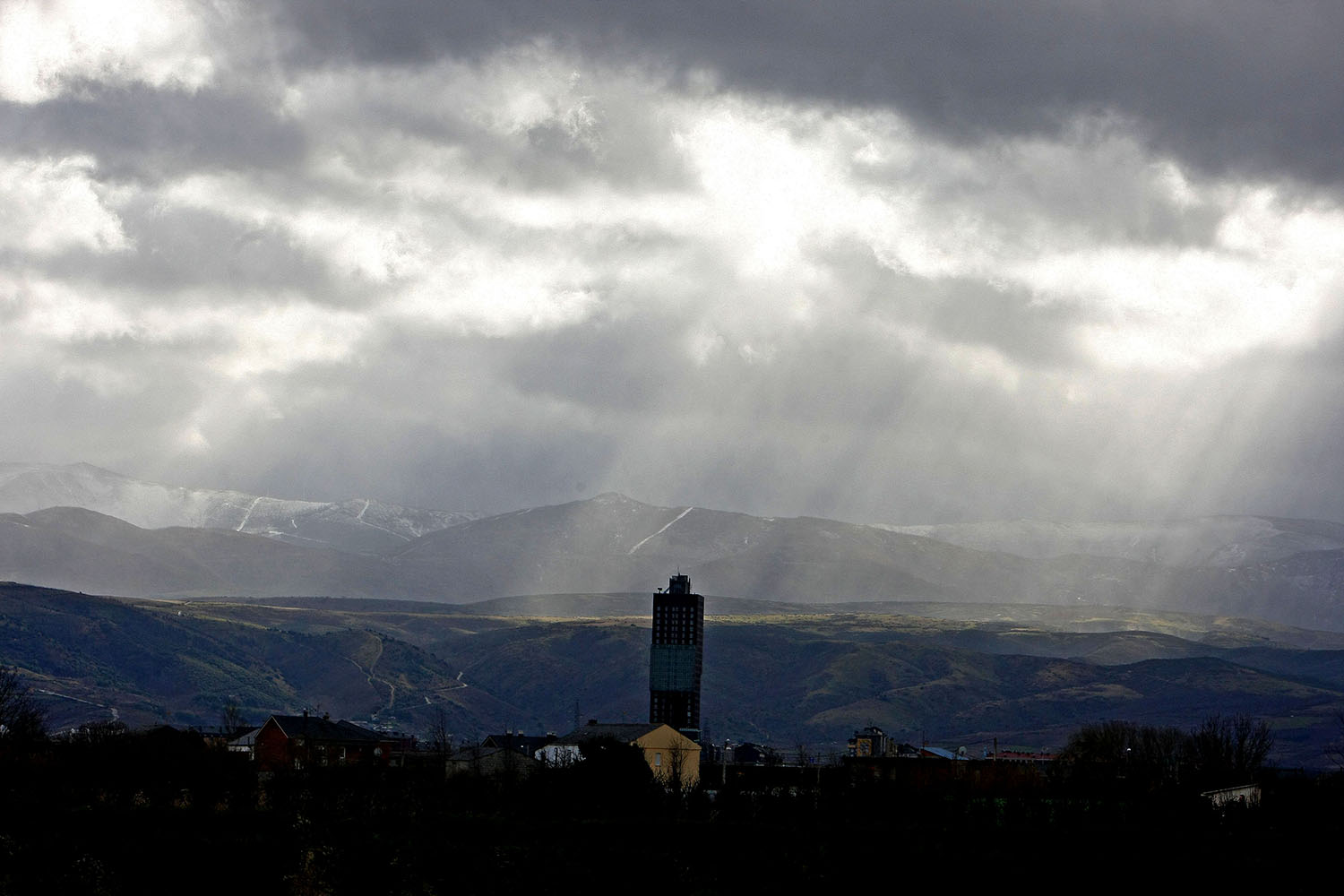 El sol atraviesa timidamente las nubes en Ponferrada César Sánchez ICAL