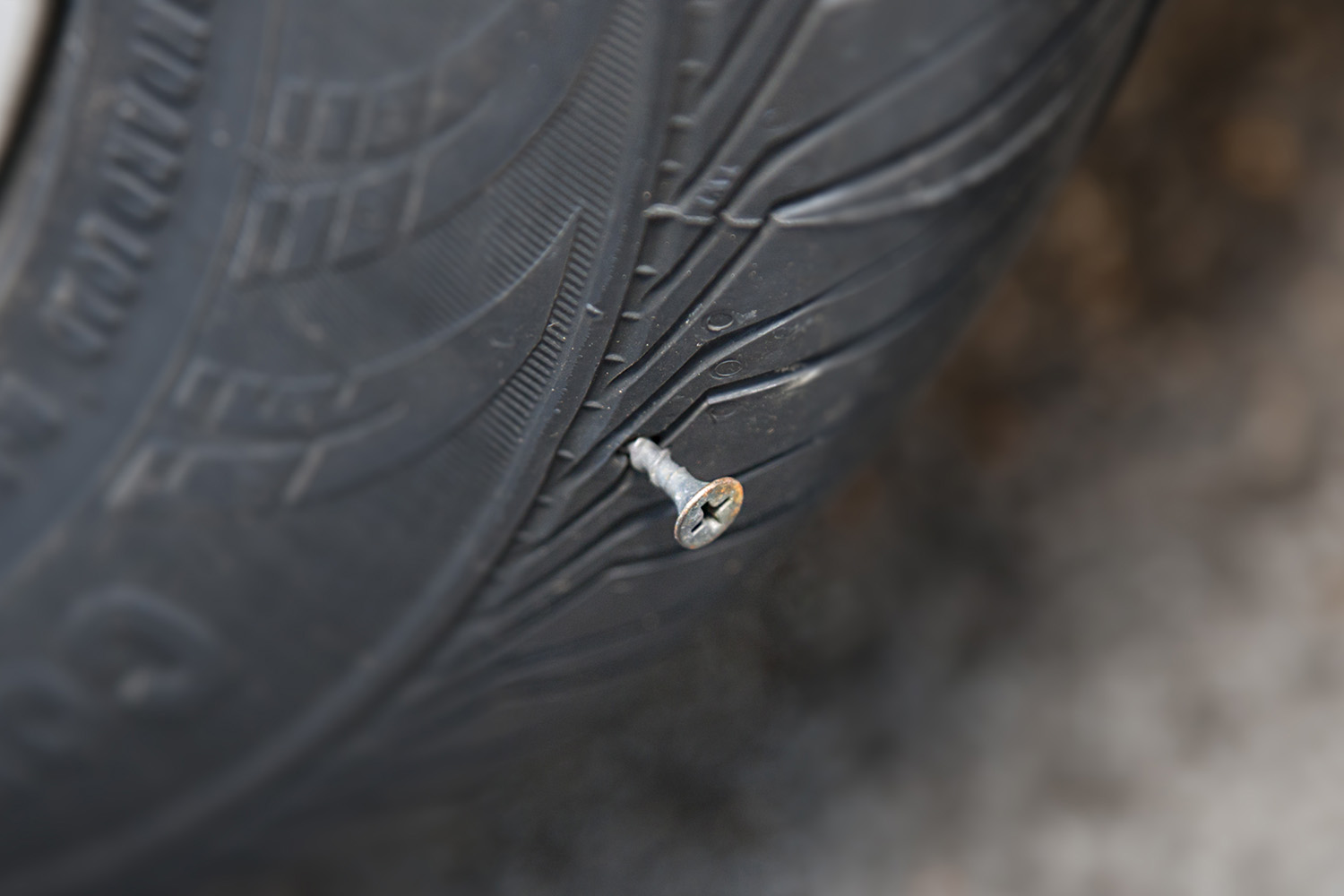 imagen de un coche con clavos istock d lentz