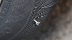 imagen de un coche con clavos istock d lentz