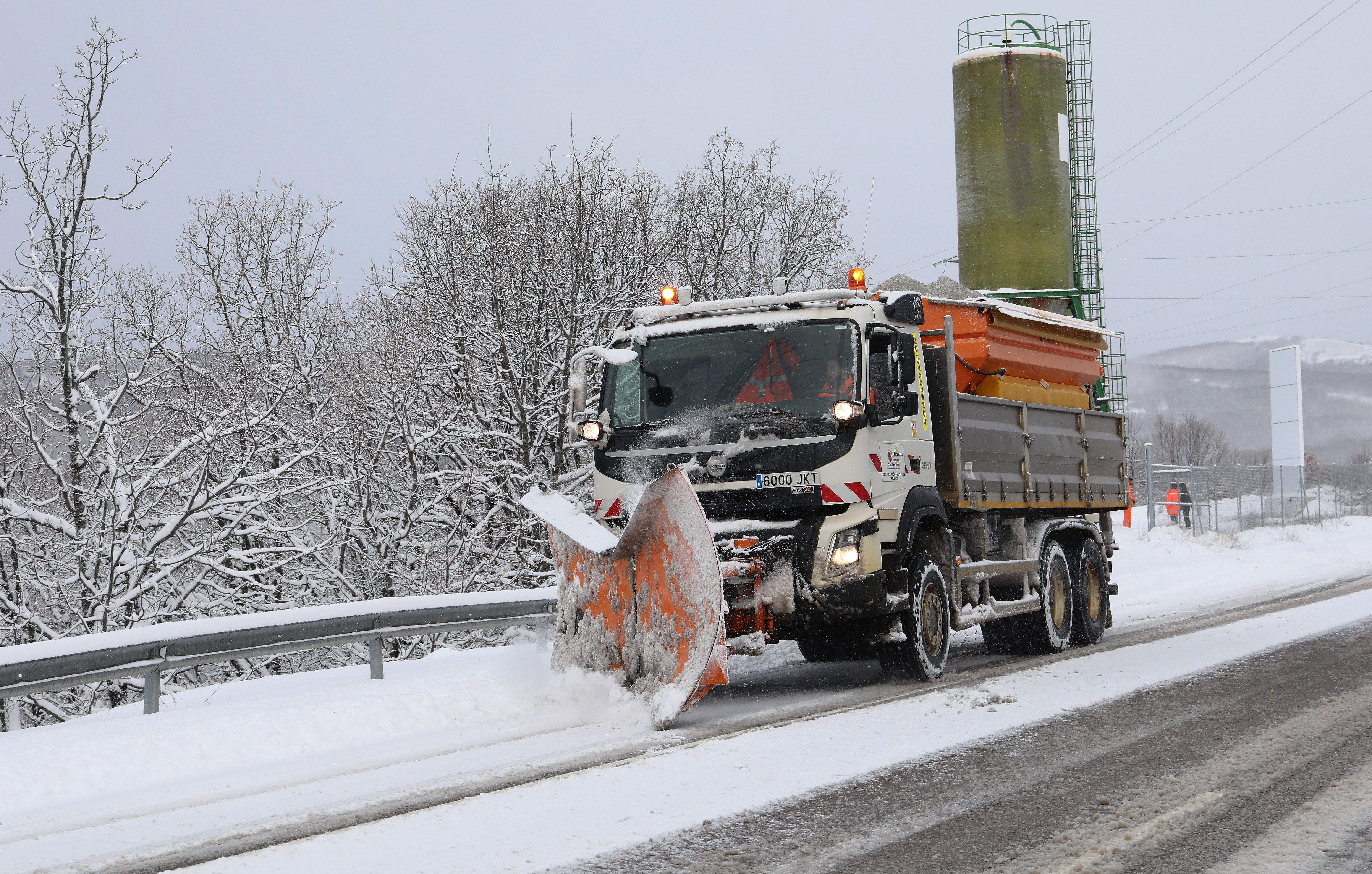 Comienza la Campaña de Vialidad Invernal de Castilla y León: Más de 3.000 profesionales y 500 quitanieves Comienza la Campaña de Vialidad Invernal de Castilla y León: Más de 3.000 profesionales y 500 quitanieves