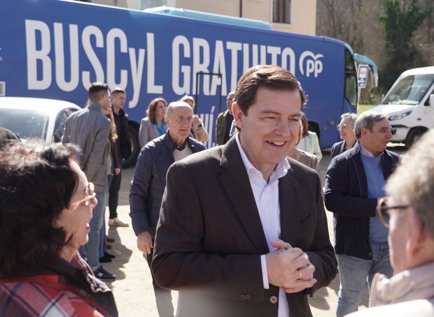 El candidato del Partido Popular de Castilla y León a la reelección como presidente de la Junta, Alfonso Fernández Mañueco, participa en Segovia en el acto de presentación autonómica de la caravana electoral | Rubén Cacho / ICAL