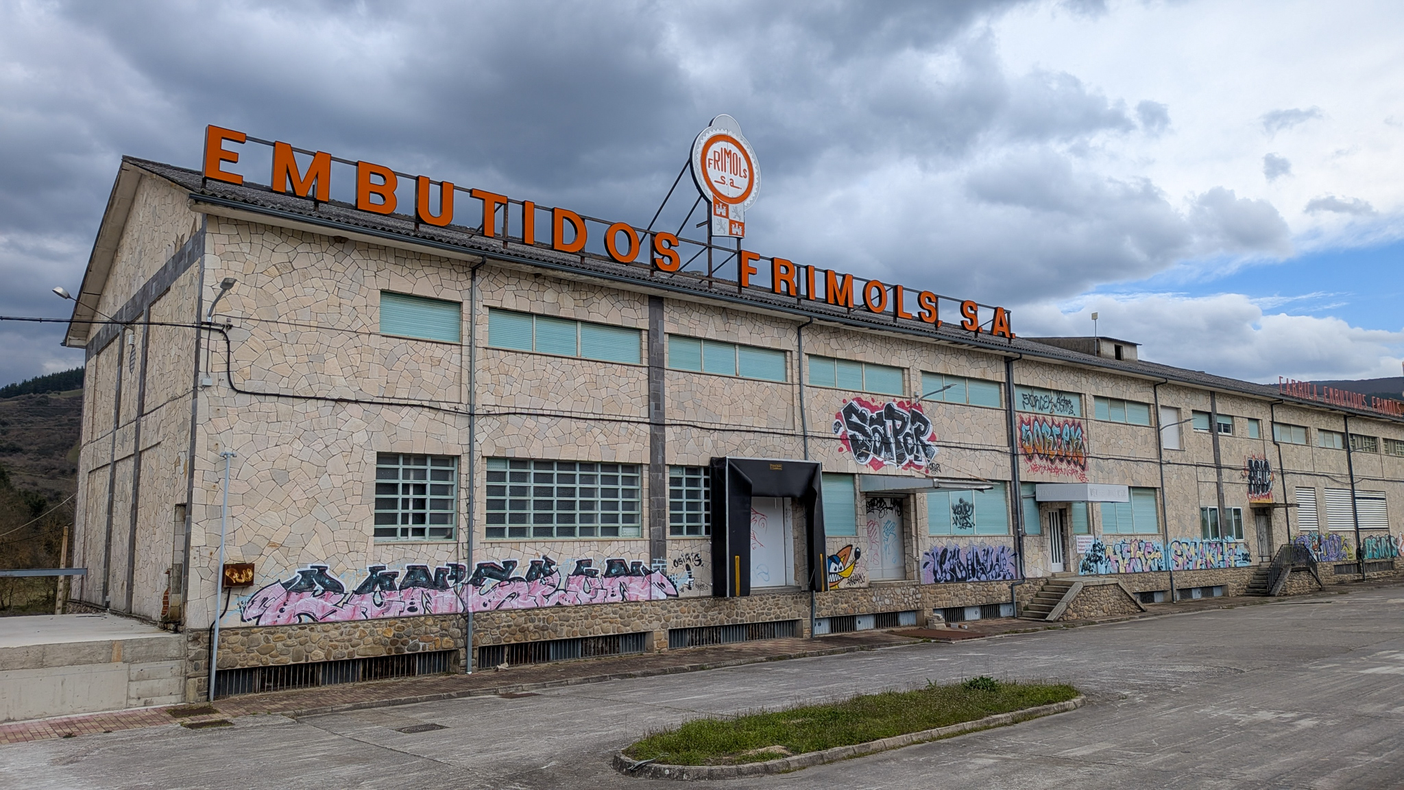 Edificio de Embutidos Frimon en Molinaseca | Dani Merino (InfoBierzo)