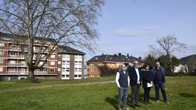 El PSOE de Ponferrada en el solar del Parque del Plantío | Dani Merino (InfoBierzo) El PSOE de Ponferrada en el solar del Parque del Plantío | Dani Merino (InfoBierzo)