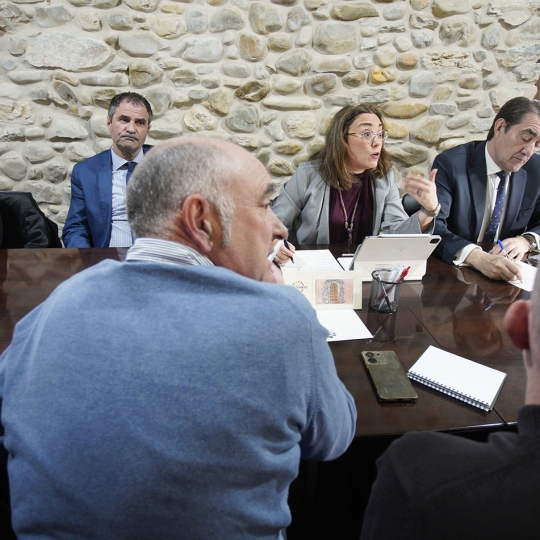 César Sánchez / ICAL . La consejera de Agricultura de la Junta, María González Corral (C) durante la reunión con los representantes de las Marcas de Calidad del Bierzo