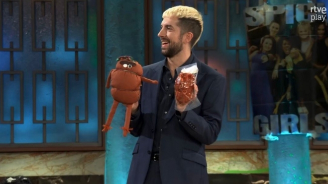 David Broncano con el botillo berciano y el peluche | RTVE David Broncano con el botillo berciano y el peluche | RTVE