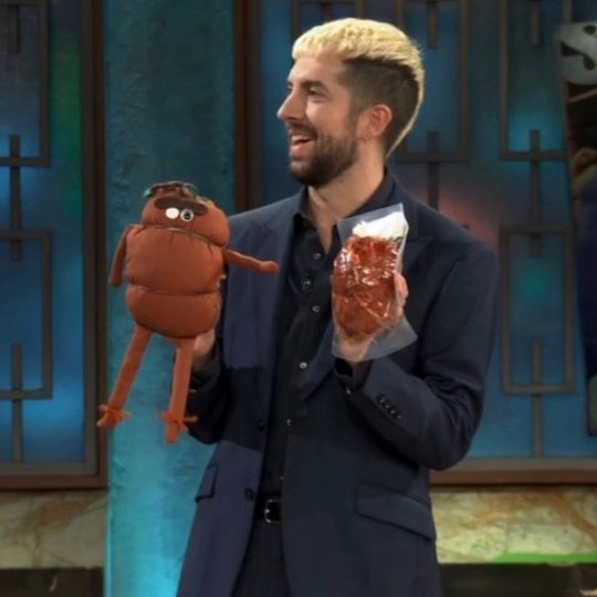 David Broncano con el botillo berciano y el peluche | RTVE