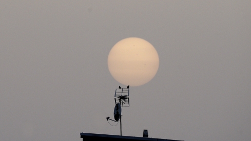César Sánchez / ICAL . El sol cubierto por la calima al atardecer en El Bierzo