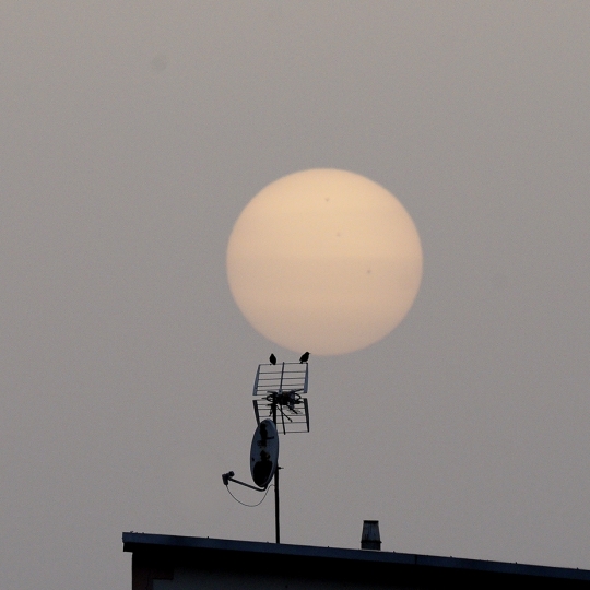 César Sánchez / ICAL . El sol cubierto por la calima al atardecer en El Bierzo