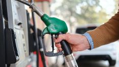 Un hombre repostando en una gasolinera | IStock - Lemon Photo