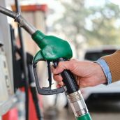 Un hombre repostando en una gasolinera | IStock - Lemon Photo Un hombre repostando en una gasolinera | IStock - Lemon Photo