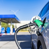 Repostaje en una gasolinera istock autor fcafotodigital