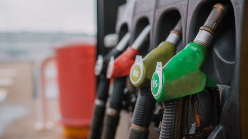 El Gobierno activa la retirada progresiva de las ayudas a los carburantes:  así se reducirán hasta octubre