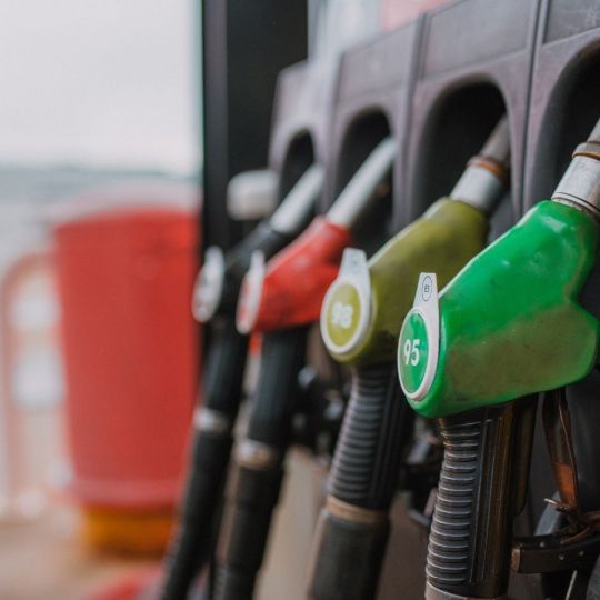 El Gobierno activa la retirada progresiva de las ayudas a los carburantes:  así se reducirán hasta octubre