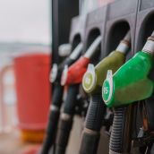 El Gobierno activa la retirada progresiva de las ayudas a los carburantes:  así se reducirán hasta octubre