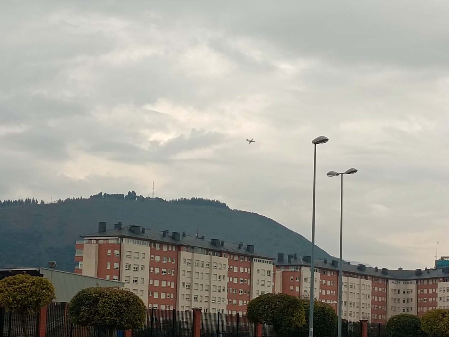 Avión militar sobrevolando Ponferrada
