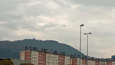 Avión militar sobrevolando Ponferrada