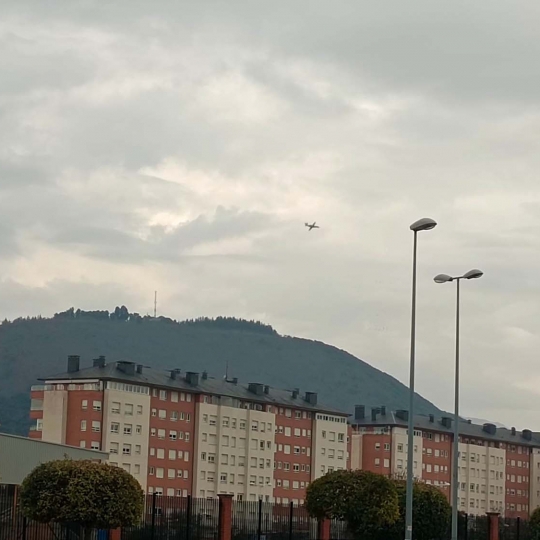 Avión militar sobrevolando Ponferrada